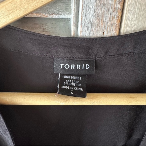 Torrid button up top - Picture 3 of 9
